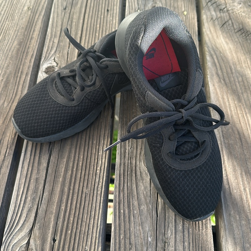 Nike Tanjun Athletic Running Casual Comfort Sneakers Womens 8.5 Black